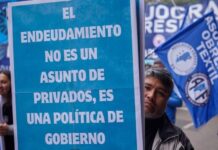 Familias endeudadas, centrales sindicales y movimientos sociales marcharon al Ministerio de Economía
