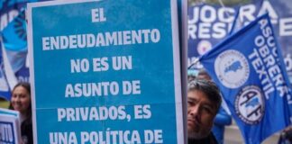 Familias endeudadas, centrales sindicales y movimientos sociales marcharon al Ministerio de Economía