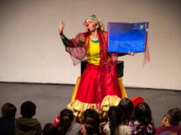 Una nueva kermés de Cañito Cultural recibe el unipersonal de clown «Grecia y el cuento de la abuela Titi»