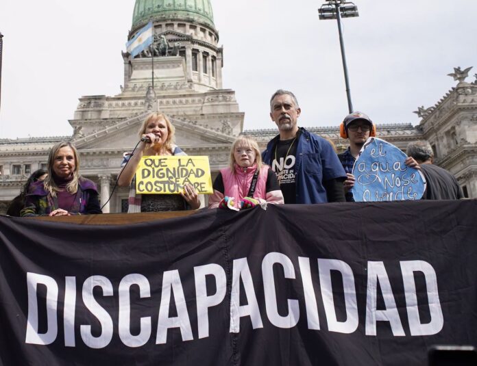 Manifestación en el Congreso por la prórroga de la Emergencia en Discapacidad (Foto Permanente Discapacidad) 05