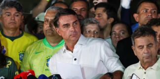 Acechado por la Justicia de Brasil, Flavio Bolsonaro se fugó a Estados Unidos, con escala en Misiones